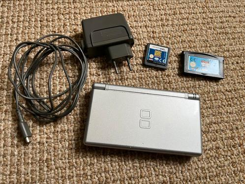 Nintendo DS Lite Zilver (Silver) met oplader en 2 games, Spelcomputers en Games, Spelcomputers | Nintendo DS, Gebruikt, DS Lite