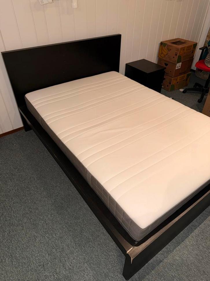 Ikea Malm tweepersoonsbed 140cm + nachtkastje, Huis en Inrichting, Slaapkamer | Bedden, Gebruikt, Tweepersoons, 140 cm, 200 cm