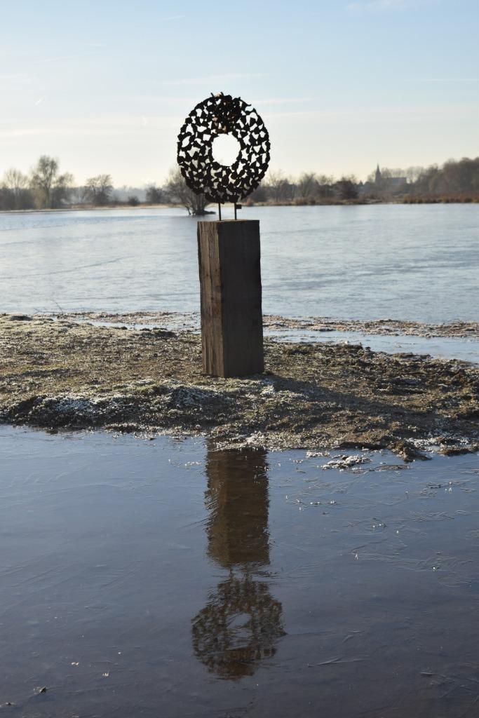 Brute, stalen tuinbeelden op hardhouten sokkel, Tuin en Terras, Tuinbeelden, Nieuw, Abstract beeld, Metaal, Ophalen of Verzenden