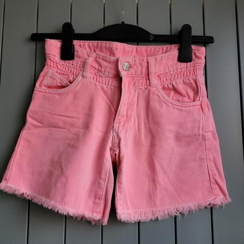 Stoere knalroze korte spijkerbroek maat 146, Kinderen en Baby's, Kinderkleding | Maat 146, Zo goed als nieuw, Meisje, Broek, Ophalen of Verzenden
