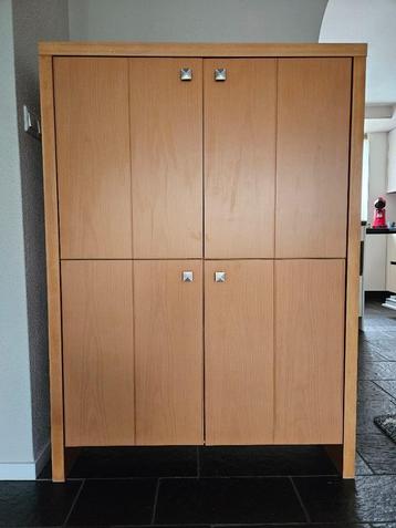Kast met deurtjes en 4 planken beschikbaar voor biedingen