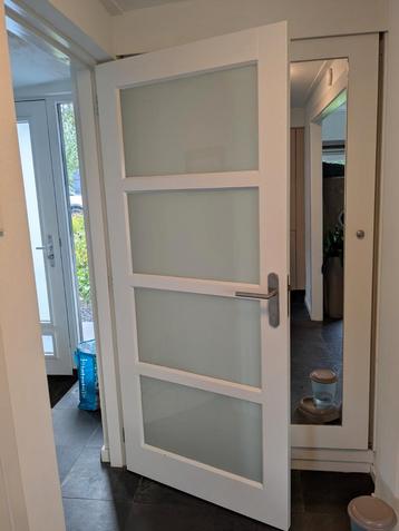 Houten binnendeur met matglas beschikbaar voor biedingen