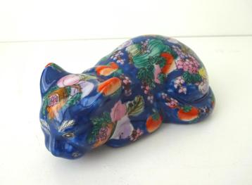 Keramiek beeld liggende kat blauw fruitmotief Dynasty 3734-k beschikbaar voor biedingen