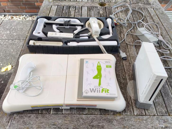Wii complete set met o.a. 2 controllers en balance board, Spelcomputers en Games, Spelcomputers | Nintendo Wii, Gebruikt, Met 2 controllers