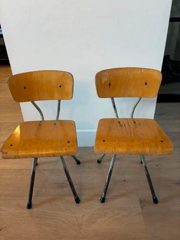 Kleine oude stoeltjes - Vintage charme beschikbaar voor biedingen