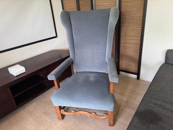 Antieke wingback fauteuil lichtblauw beschikbaar voor biedingen