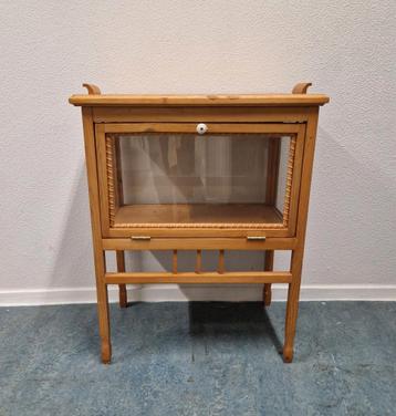 Licht houten antiek theekastje vitrine wijntafel kastje beschikbaar voor biedingen