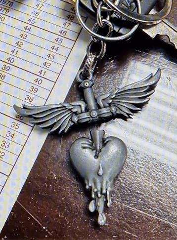 GEZOCHT: Bon Jovi Heart & Dagger Sleutelhanger /Keychain beschikbaar voor biedingen