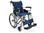 Aluminium rolstoel met remmen op de handvatten