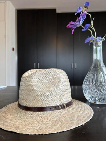 Strohoed Dames Maat 55 met Bruine Ceintuur beschikbaar voor biedingen