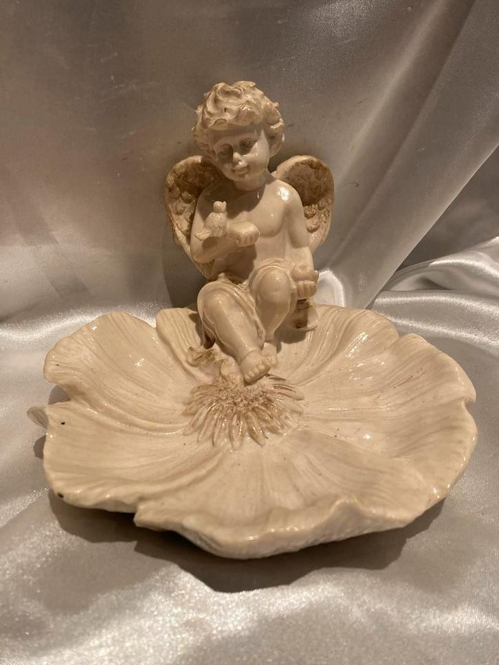 Vogelbadje/Voerbakje Bloem met Cherubijn - Resin, Tuin en Terras, Tuinbeelden, Zo goed als nieuw, Engelenbeeld, Kunststof, Ophalen of Verzenden