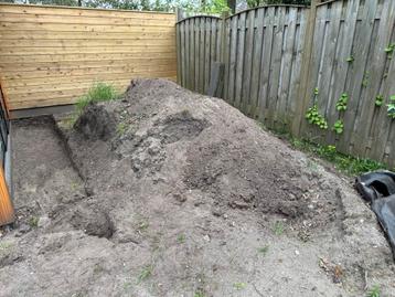 Zwarte grond 3 tot 4 m3, gratis op de halen beschikbaar voor biedingen