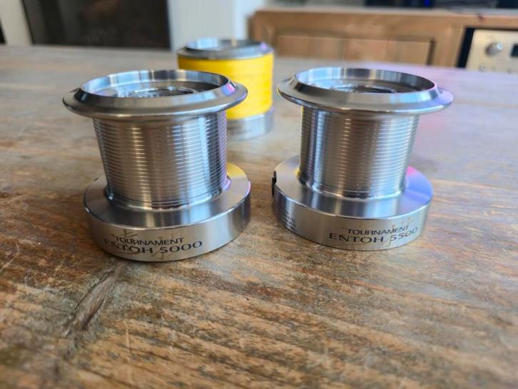 2 Daiwa Tournament Entoh 4500 5000 5500 spoel spoelen, Watersport en Boten, Hengelsport | Karpervissen, Zo goed als nieuw, Molen