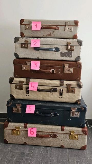 Oude brocante  vintage koffer beschikbaar voor biedingen