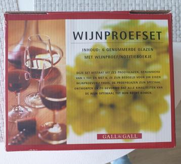 Wijnproefset 6 genummerde glazen en notitieboek in doos beschikbaar voor biedingen