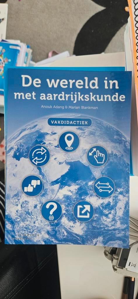 Anouk Adang - De wereld in met aardrijkskunde, Boeken, Wetenschap, Nieuw, Ophalen of Verzenden