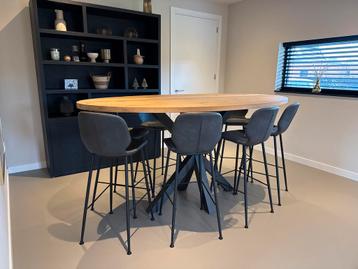 Bartafel eikenhout + 8 By-Boo barstoelen (zo goed als nieuw) beschikbaar voor biedingen