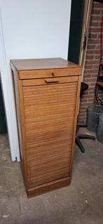 Oude houten archiefkast met rolluik en slot, Huis en Inrichting, Kasten | Roldeurkasten en Archiefkasten, Ophalen, Minder dan 50 cm