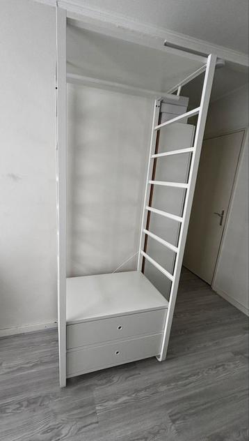 Open kledingkast beschikbaar voor biedingen