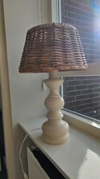 Vintage lamp met rieten kap en houten poot, Huis en Inrichting, Lampen | Vloerlampen, Gebruikt, Vintage, Hout, Ophalen of Verzenden