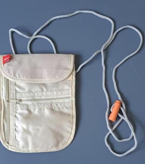 Plat,handig tas wat men om de nek kan hangen onde kleding., Sieraden, Tassen en Uiterlijk, Tassen | Schoudertassen, Nieuw, Overige merken