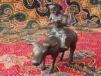 Buffel met berijder mooi oud brons beeldje uit Indonesië., Antiek en Kunst, Ophalen of Verzenden