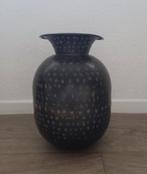 Metalen vaas zwart, Huis en Inrichting, Woonaccessoires | Vazen, Overige materialen, Zwart, Ophalen of Verzenden, Zo goed als nieuw