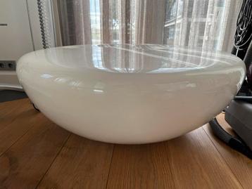 Moderne ronde salontafel beschikbaar voor biedingen