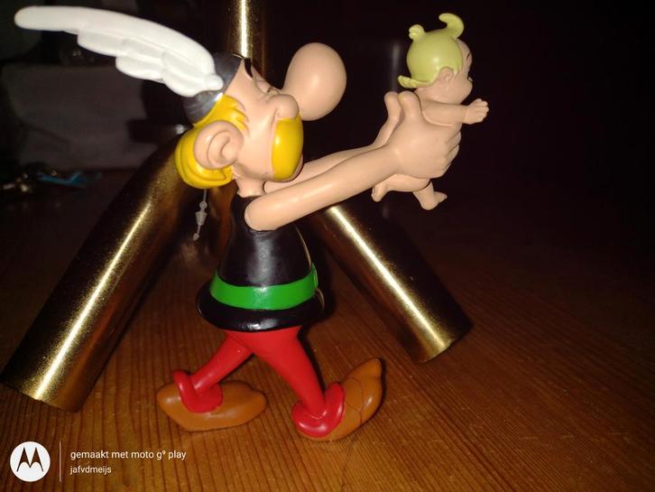 Asterix en zoon Ceasarion beeldje., Verzamelen, Stripfiguren, Nieuw, Beeldje of Figuurtje, Asterix en Obelix, Verzenden