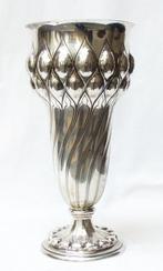 Art Nouveau vaas in gehamerd zilver - Bremer Silberwaren., Ophalen of Verzenden, Zilver