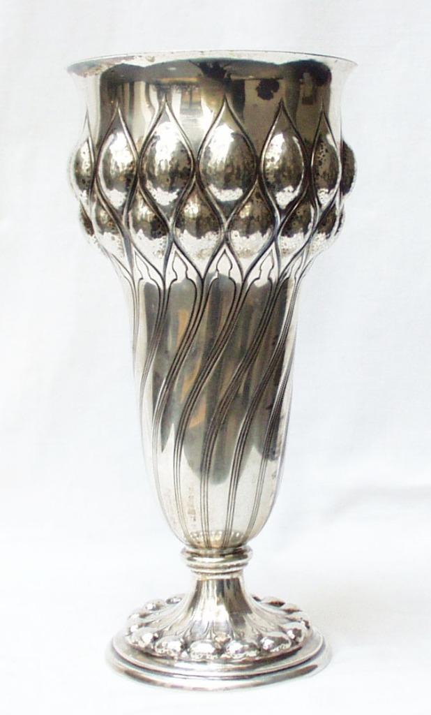 Art Nouveau vaas in gehamerd zilver - Bremer Silberwaren., Antiek en Kunst, Antiek | Goud en Zilver, Zilver, Ophalen of Verzenden