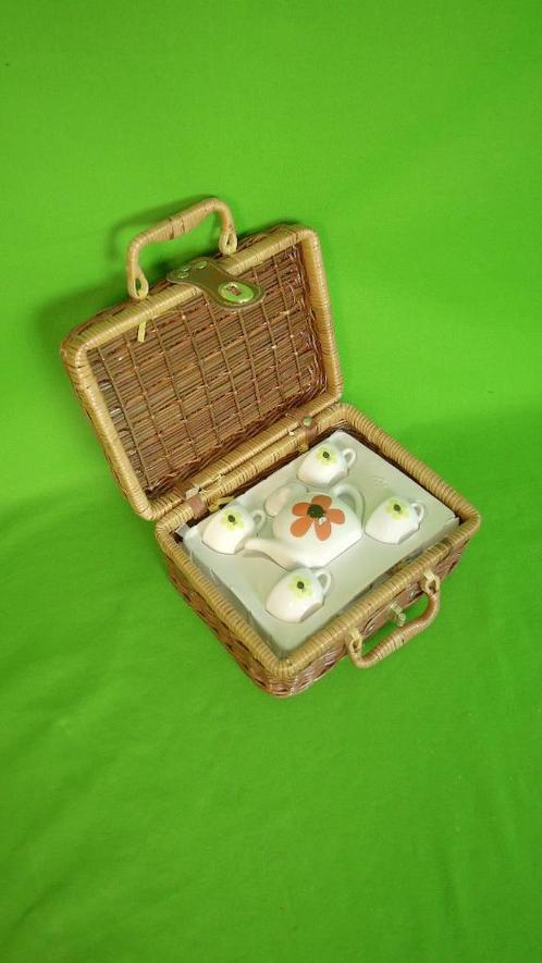 Vintage Jip and Janneke Picnic Basket | Children’s Tea Set, Hobby en Vrije tijd, Picknickmanden, Gebruikt, Verzenden