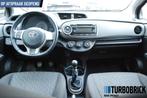Toyota Yaris 1.3 VVT-i Aspiration | Airco | nieuwe APK & all, Stof, Gebruikt, Zwart, 4 cilinders