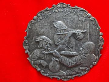 Broche plaqette , 19th eeuw afbeelding muziekles  beschikbaar voor biedingen