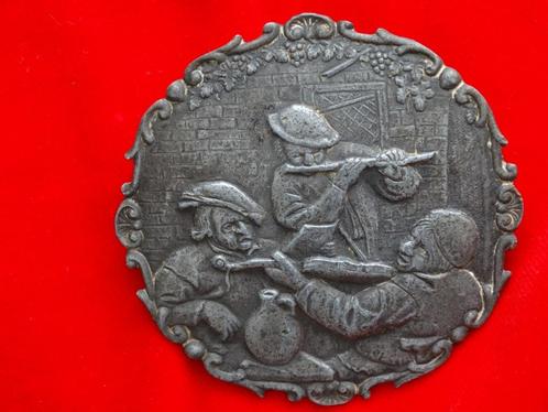 Broche plaqette , 19th eeuw afbeelding muziekles, Antiek en Kunst, Antiek | Tin, Ophalen of Verzenden