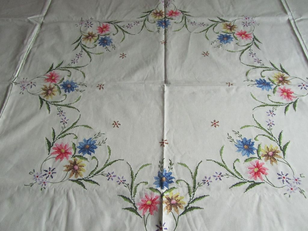 Geborduurd tafelkleed met bloemen & servetten rond kleed, Huis en Inrichting, Verzenden, Nieuw, Rond, Binnen