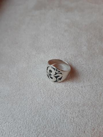 Zilveren ring met ohm symbool beschikbaar voor biedingen