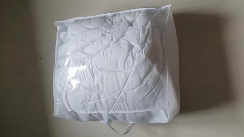 Nieuw Hema 2.40 x 2.20 dekbed all seasons, Huis en Inrichting, Slaapkamer | Beddengoed, Nieuw, Deken of Dekbed, Tweepersoons, Wit