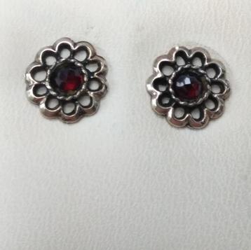 zilveren OORKNOPJES ca 1 cm, bezet met Granaat, roosslijpsel beschikbaar voor biedingen