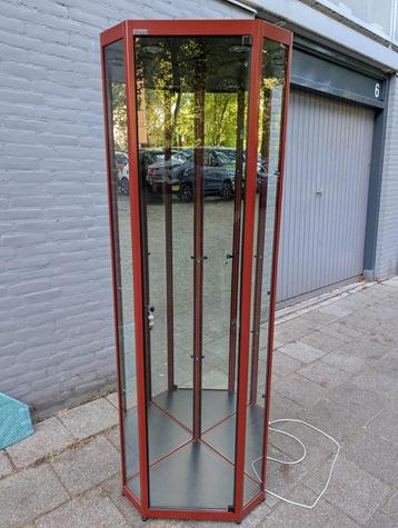 Vitrinekast hoek met slot licht spiegels en twee planken beschikbaar voor biedingen