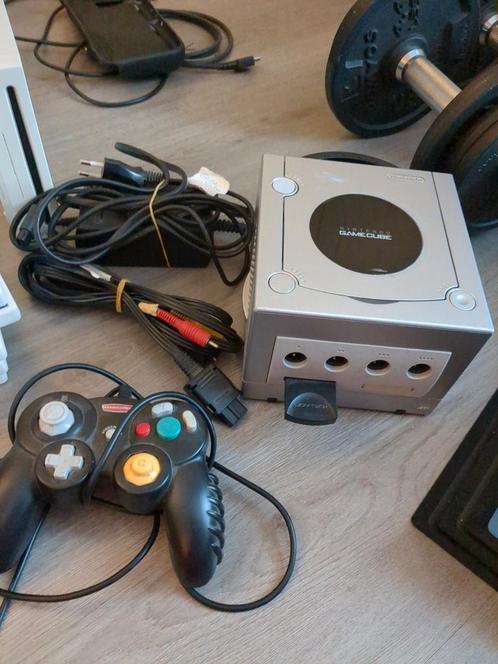 GameCube + 5 spellen (super smash, tarzan, donald duck, etc), Spelcomputers en Games, Spelcomputers | Nintendo GameCube, Zo goed als nieuw