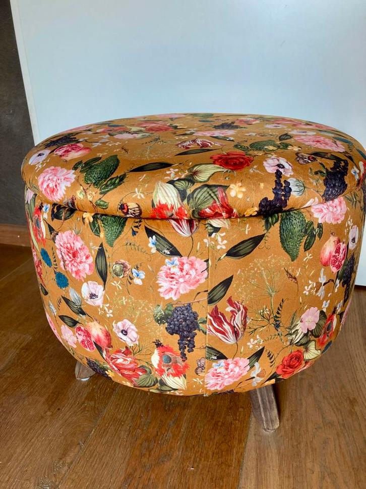 Nieuw gestoffeerd vintage poef, Huis en Inrichting, Banken | Voetenbanken en Poefen, Nieuw, Minder dan 50 cm, Rond, Ophalen