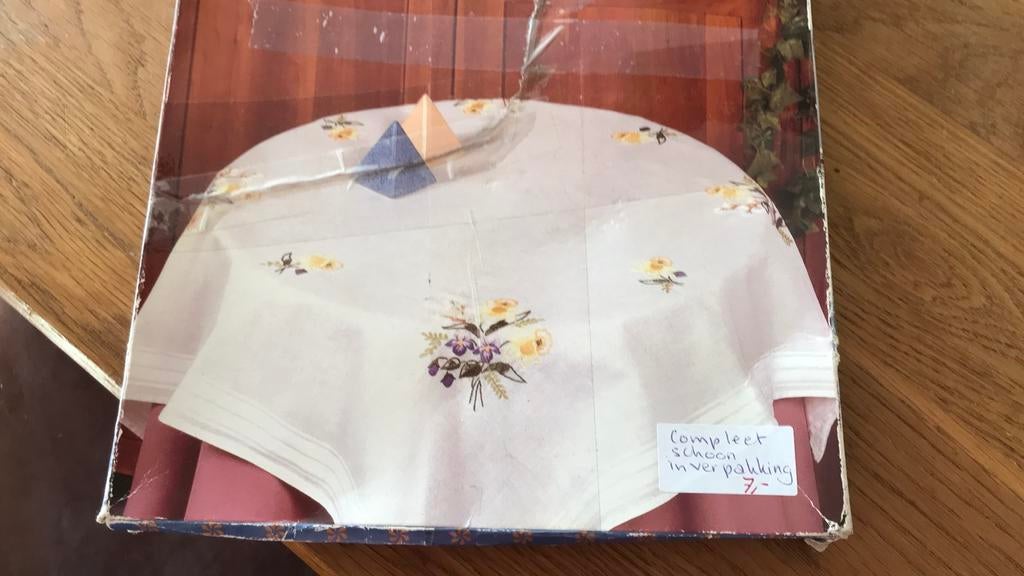 Compleet borduupakket kleedje 80 x 80 cm , lente voorjaar, Ophalen of Verzenden, Zo goed als nieuw