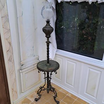 Antieke petroleumlamp beschikbaar voor biedingen
