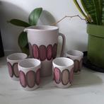 Decoratieve kan met 4 mokken onder de kan staat Volendam, Huis en Inrichting, Keuken | Servies, Ophalen of Verzenden, Zo goed als nieuw