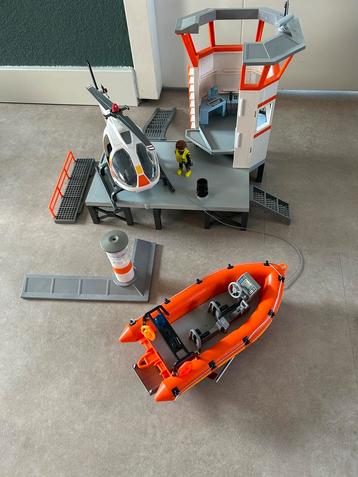 Heel veel playmobil. Incl kasteel/uitkijkpost met speedboot  beschikbaar voor biedingen