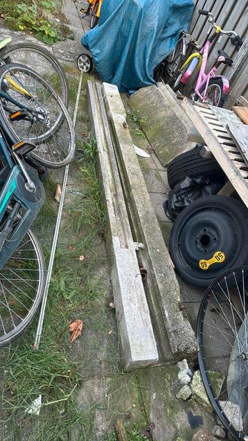 Poort met betonpalen beschikbaar voor biedingen