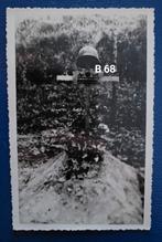 Foto Duits Soldaten graf ( B 68 ) AK- formaat met Stahlhelm, Verzamelen, Militaria | Tweede Wereldoorlog, Foto of Poster, Duitsland