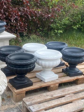 End of Summer Sale – Italiaanse betonnen bloempotten €50  beschikbaar voor biedingen