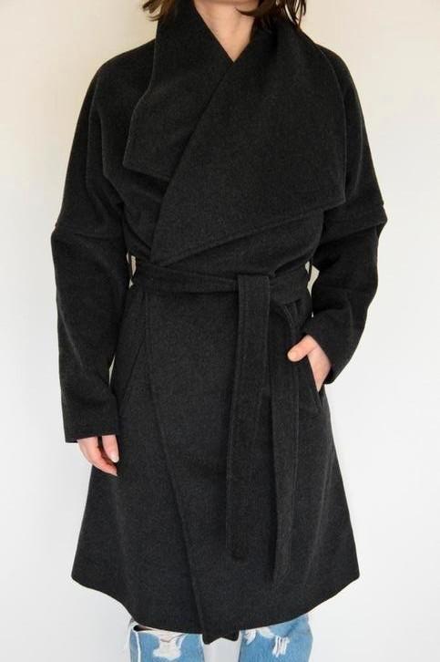 NIEUW: Donkergrijze, lange mantel van het merk Phase., Kleding | Dames, Jassen | Winter, Nieuw, Maat 34 (XS) of kleiner, Grijs